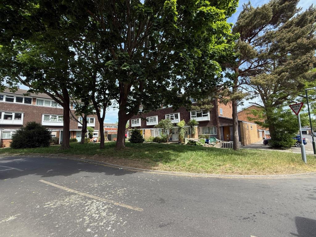 Lot: 65 - FREEHOLD PARCEL OF LAND - Roughly triangular parcel of land and trees on Hardwick Road